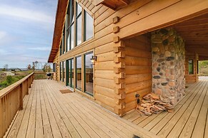 Large Deck & Shared Dock: Cabin on Kentucky Lake!