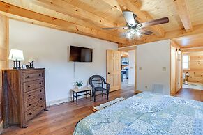 Large Deck & Shared Dock: Cabin on Kentucky Lake!