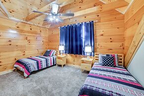 Large Deck & Shared Dock: Cabin on Kentucky Lake!