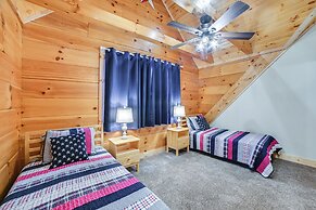 Large Deck & Shared Dock: Cabin on Kentucky Lake!