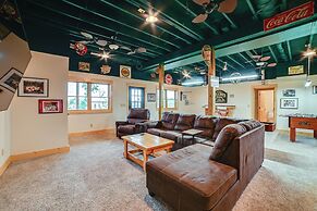 Large Deck & Shared Dock: Cabin on Kentucky Lake!