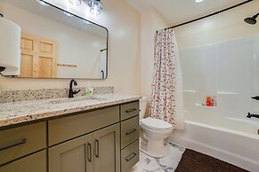 Large Deck & Shared Dock: Cabin on Kentucky Lake!