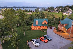 Large Deck & Shared Dock: Cabin on Kentucky Lake!