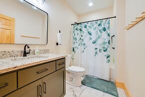 Large Deck & Shared Dock: Cabin on Kentucky Lake!