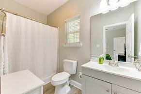 Near Shopping & Dining: Pet-friendly Dallas Apt!