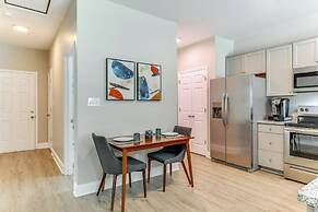 Near Shopping & Dining: Pet-friendly Dallas Apt!