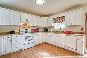 12 Mi to Myrtle Beach: Peaceful Abode in Conway!