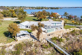 Dock & Fire Pit: Riverfront Runaway Bay Retreat