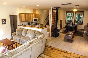 Mt Baker Rim Cabin 70 A pet Friendly Vacation Home With a hot tub and 