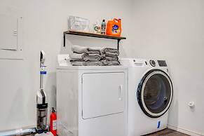 4 2 wow 180 Lake Views hot tub Pickleball Tennis POA Court EV Charger 