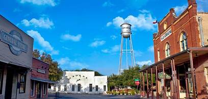 4 3 two King Beds Perfect Sunset Lake Views Pickleball Fire pit Lvl2 E