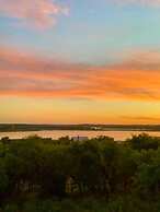 4 3 two King Beds Perfect Sunset Lake Views Pickleball Fire pit Lvl2 E