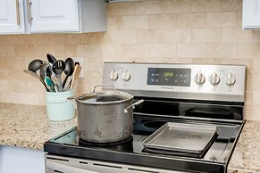 4 3 two King Beds Perfect Sunset Lake Views Pickleball Fire pit Lvl2 E