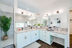 5 2 two Kings hot tub Firepit 16min to Wine Trail Nearby Pickleball Co