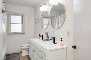 5 2 two Kings hot tub Firepit 16min to Wine Trail Nearby Pickleball Co