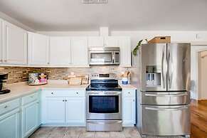 5 2 two Kings hot tub Firepit 16min to Wine Trail Nearby Pickleball Co