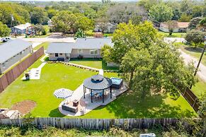 5 2 two Kings hot tub Firepit 16min to Wine Trail Nearby Pickleball Co