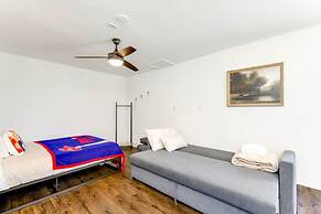 5 2 two Kings hot tub Firepit 16min to Wine Trail Nearby Pickleball Co