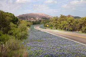 5 2 two Kings hot tub Firepit 16min to Wine Trail Nearby Pickleball Co