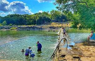 5 2 two Kings hot tub Firepit 16min to Wine Trail Nearby Pickleball Co