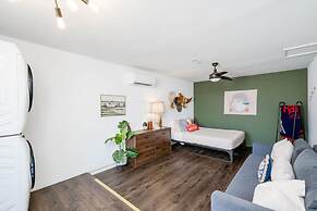 5 2 two Kings hot tub Firepit 16min to Wine Trail Nearby Pickleball Co