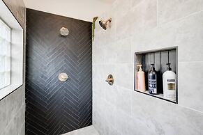 5 2 two Kings hot tub Firepit 16min to Wine Trail Nearby Pickleball Co