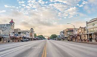 5 2 two Kings hot tub Firepit 16min to Wine Trail Nearby Pickleball Co