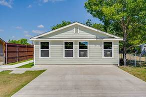 Modern 3 2 two Kings hot tub Fire pit 16min to Wine Trail Nearby Pickl