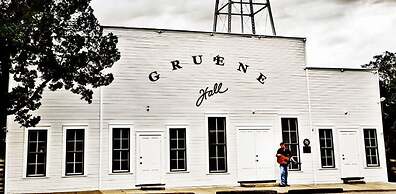 Modern 3 2 two Kings hot tub Fire pit 16min to Wine Trail Nearby Pickl