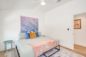 Modern 3 2 two Kings hot tub Fire pit 16min to Wine Trail Nearby Pickl