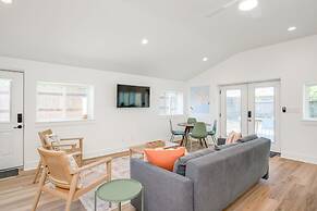 Modern 3 2 two Kings hot tub Fire pit 16min to Wine Trail Nearby Pickl