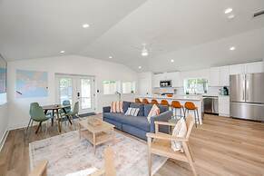 Modern 3 2 two Kings hot tub Fire pit 16min to Wine Trail Nearby Pickl