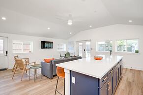 Modern 3 2 two Kings hot tub Fire pit 16min to Wine Trail Nearby Pickl