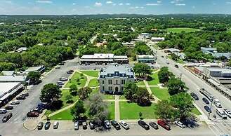 Modern 3 2 two Kings hot tub Fire pit 16min to Wine Trail Nearby Pickl