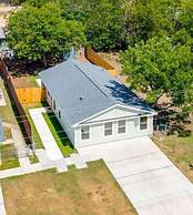 Modern 3 2 two Kings hot tub Fire pit 16min to Wine Trail Nearby Pickl