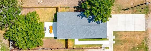 Modern 3 2 two Kings hot tub Fire pit 16min to Wine Trail Nearby Pickl