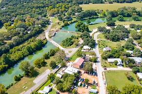 Modern 3 2 two Kings hot tub Fire pit 16min to Wine Trail Nearby Pickl