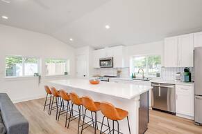 Modern 3 2 two Kings hot tub Fire pit 16min to Wine Trail Nearby Pickl