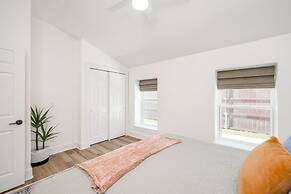 Modern 3 2 two Kings hot tub Fire pit 16min to Wine Trail Nearby Pickl