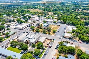 Modern 3 2 two Kings hot tub Fire pit 16min to Wine Trail Nearby Pickl