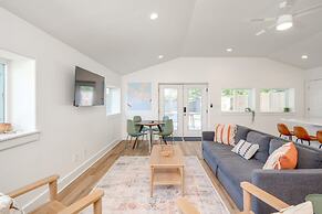 Modern 3 2 two Kings hot tub Fire pit 16min to Wine Trail Nearby Pickl