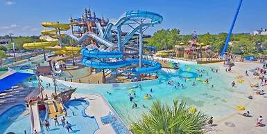 Modern 3 2 two Kings hot tub Fire pit 16min to Wine Trail Nearby Pickl