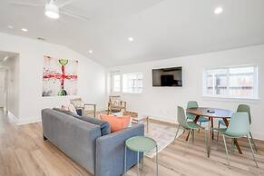 Modern 3 2 two Kings hot tub Fire pit 16min to Wine Trail Nearby Pickl