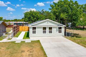 Modern 3 2 two Kings hot tub Fire pit 16min to Wine Trail Nearby Pickl