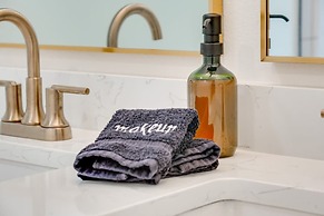 Modern 3 2 two Kings hot tub Fire pit 16min to Wine Trail Nearby Pickl