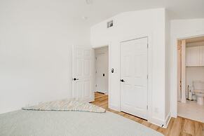 Modern 3 2 two Kings hot tub Fire pit 16min to Wine Trail Nearby Pickl