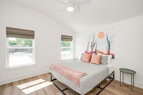 Modern 3 2 two Kings hot tub Fire pit 16min to Wine Trail Nearby Pickl