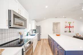 Modern 3 2 two Kings hot tub Fire pit 16min to Wine Trail Nearby Pickl