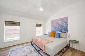 Modern 3 2 two Kings hot tub Fire pit 16min to Wine Trail Nearby Pickl