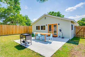 Modern 3 2 two Kings hot tub Fire pit 16min to Wine Trail Nearby Pickl